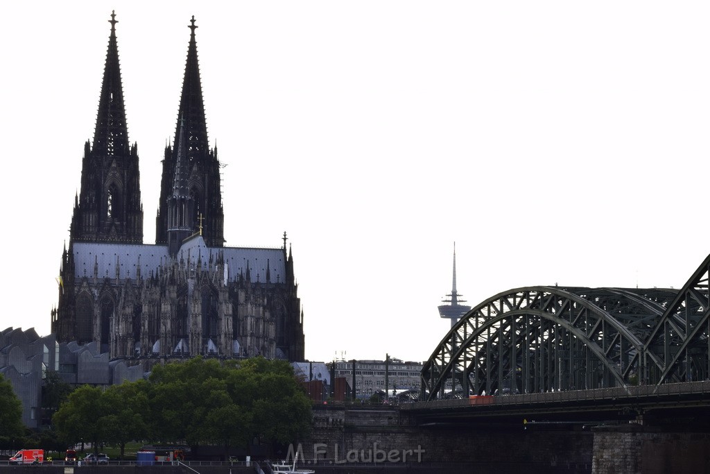 PSpringt kein Suizid Brueckenspringer Koeln Hohenzollernbruecke P113.JPG - Miklos Laubert